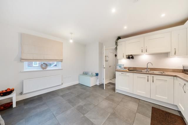 Property photo 3 of 10 Kitchen