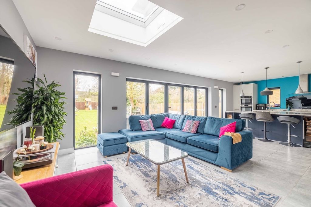 Property photo 3 of 27