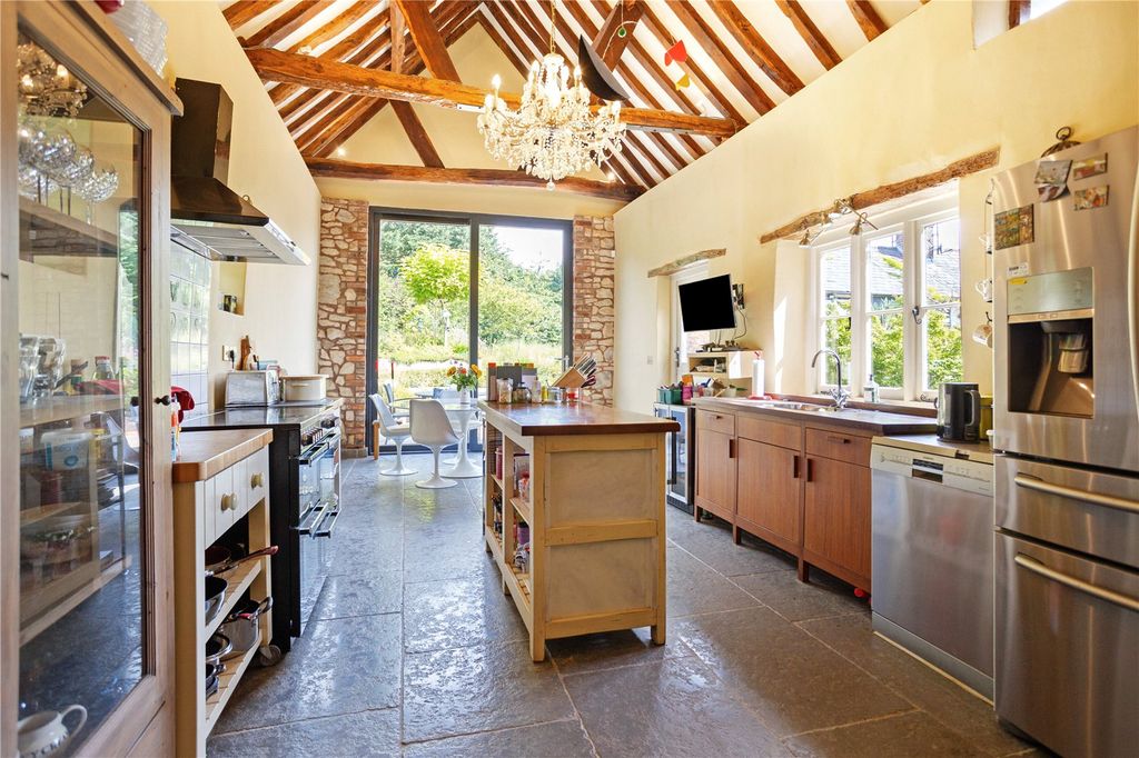 Property photo 3 of 33 House. Partnership