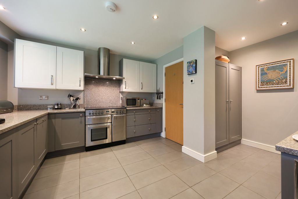 Property photo 3 of 18 Kitchen