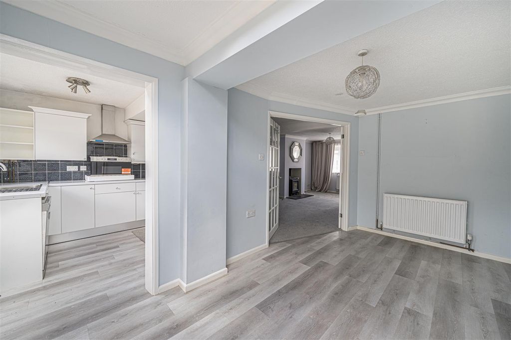 Property photo 2 of 15 1359181-2-68d4098Bb8954.Jpg