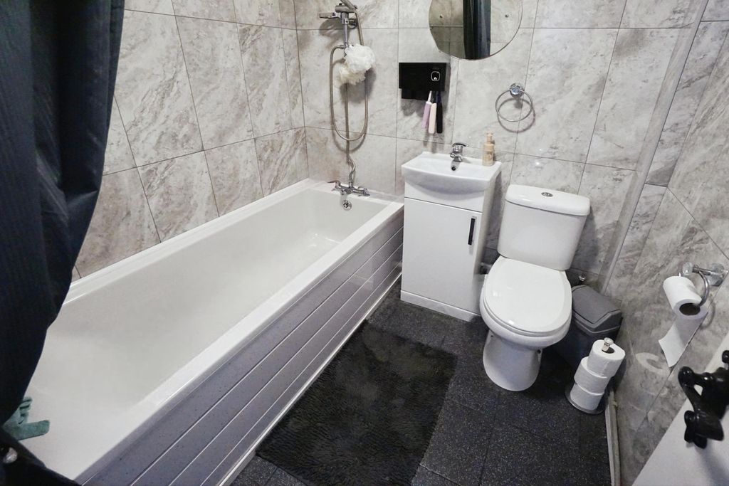 Property photo 3 of 17 Bathroom