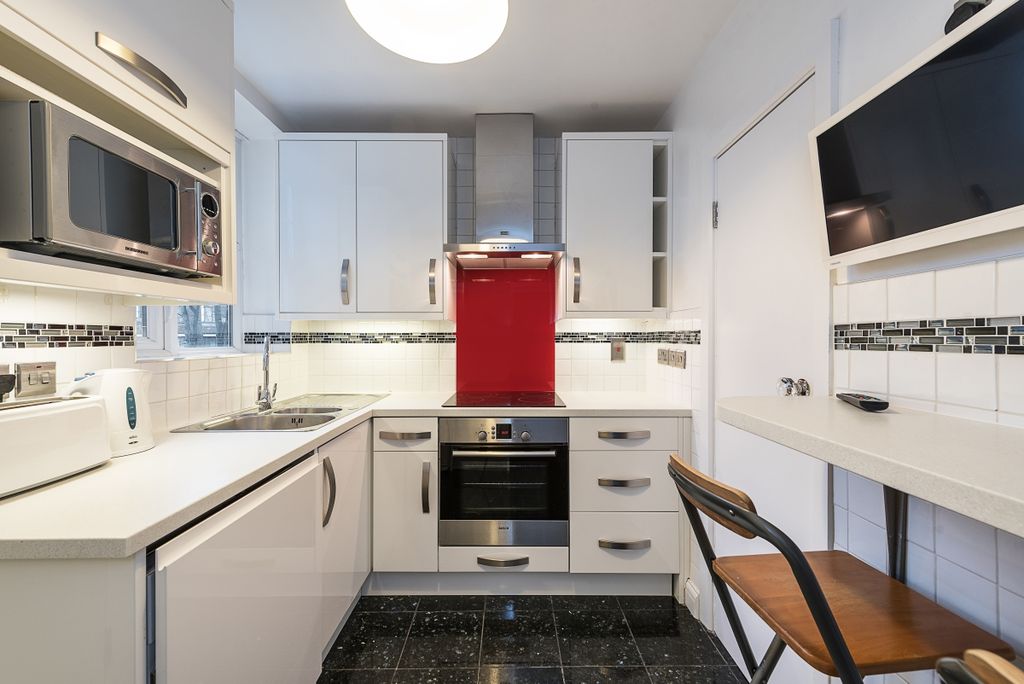 Property photo 2 of 21 Barrington Court (8)