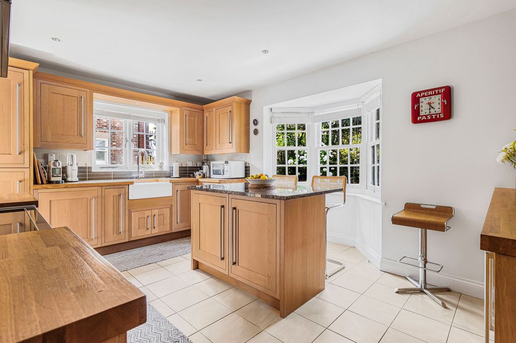 Property photo 2 of 31