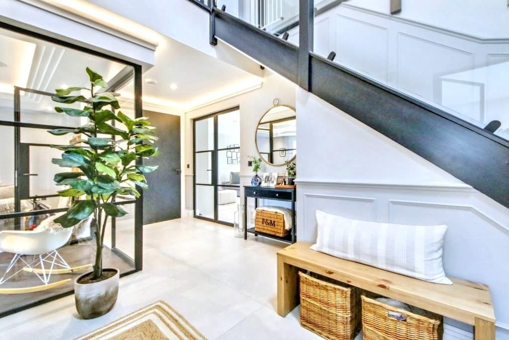 Property photo 3 of 24 Entrance Hall.Jpg