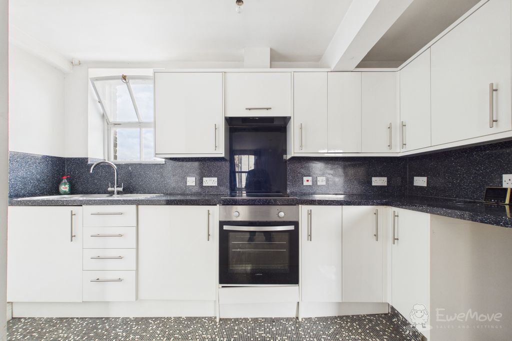 Property photo 3 of 11 Kitchen