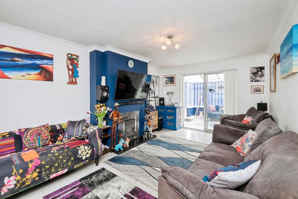 Property photo 2 of 17 Lounge