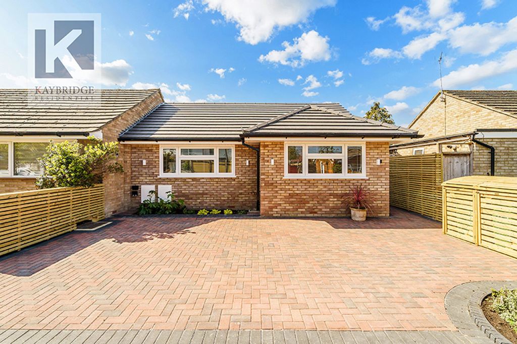 Property photo 1 of 11 Riverview Road Kt19 0Jq