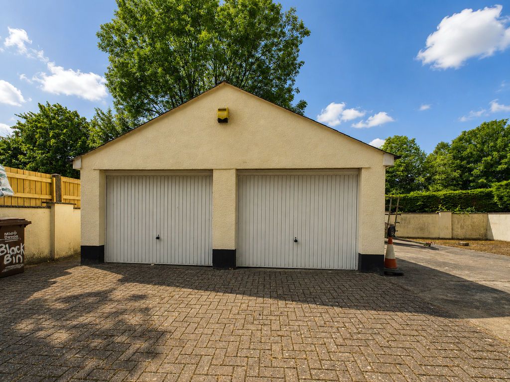 Property photo 2 of 21 Garage