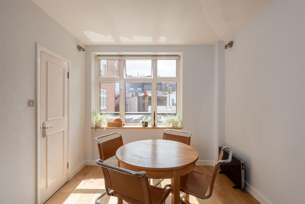 Property photo 2 of 14 65 Cliffords Inn-01.Jpg
