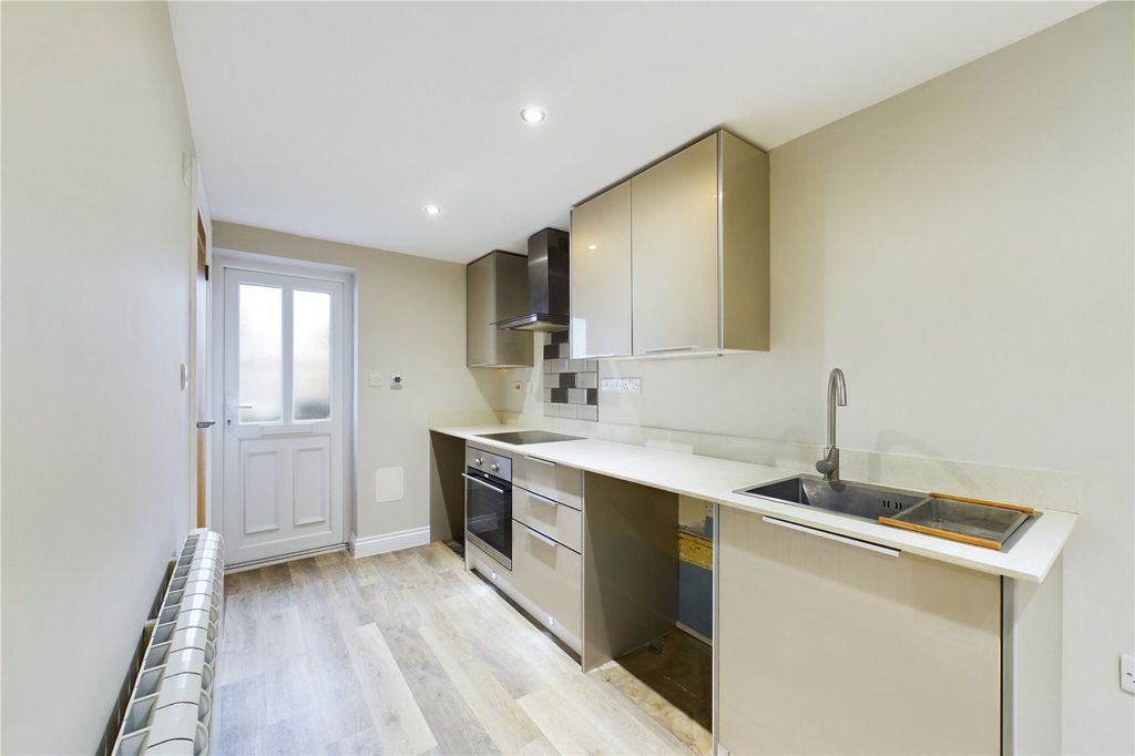 Property photo 3 of 8 Kitchen