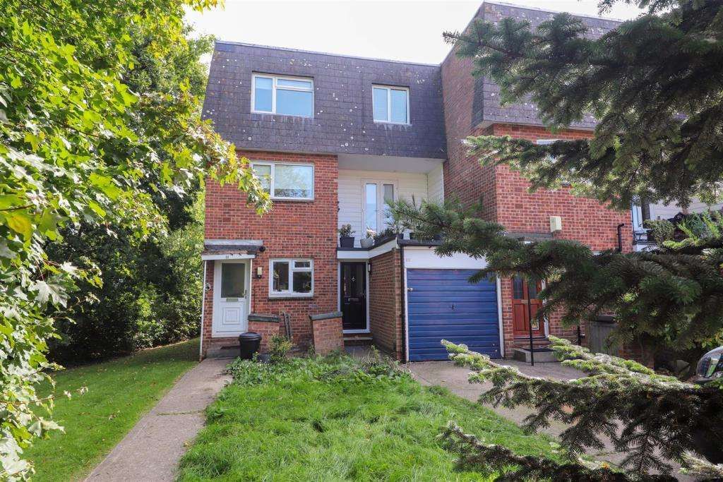 Property photo 1 of 27 Modern Threeâ€‘Bedroom Maisonette With Sun Deck Terrace &amp; Parking Â€“ Uxbridge