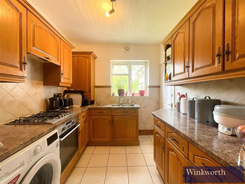 Property photo 3 of 9 Kitchen