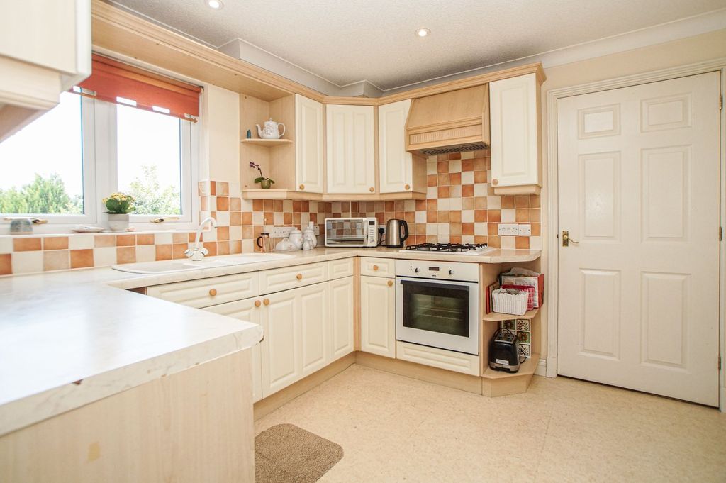 Property photo 2 of 21 Kitchen