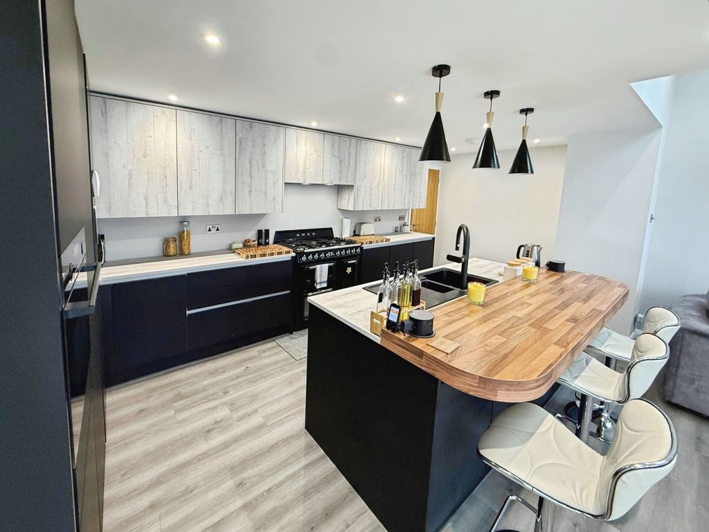 Property photo 2 of 28 Gallery