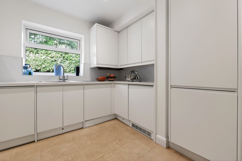 Property photo 3 of 20 Kitchen