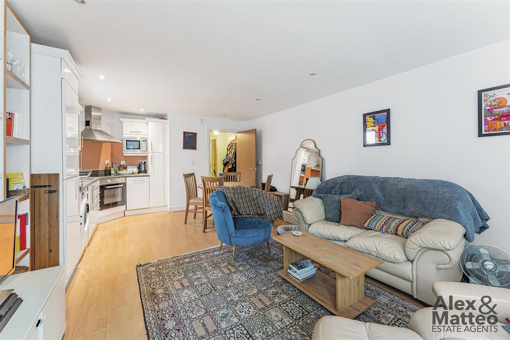 Property photo 3 of 18 Chandlers Court