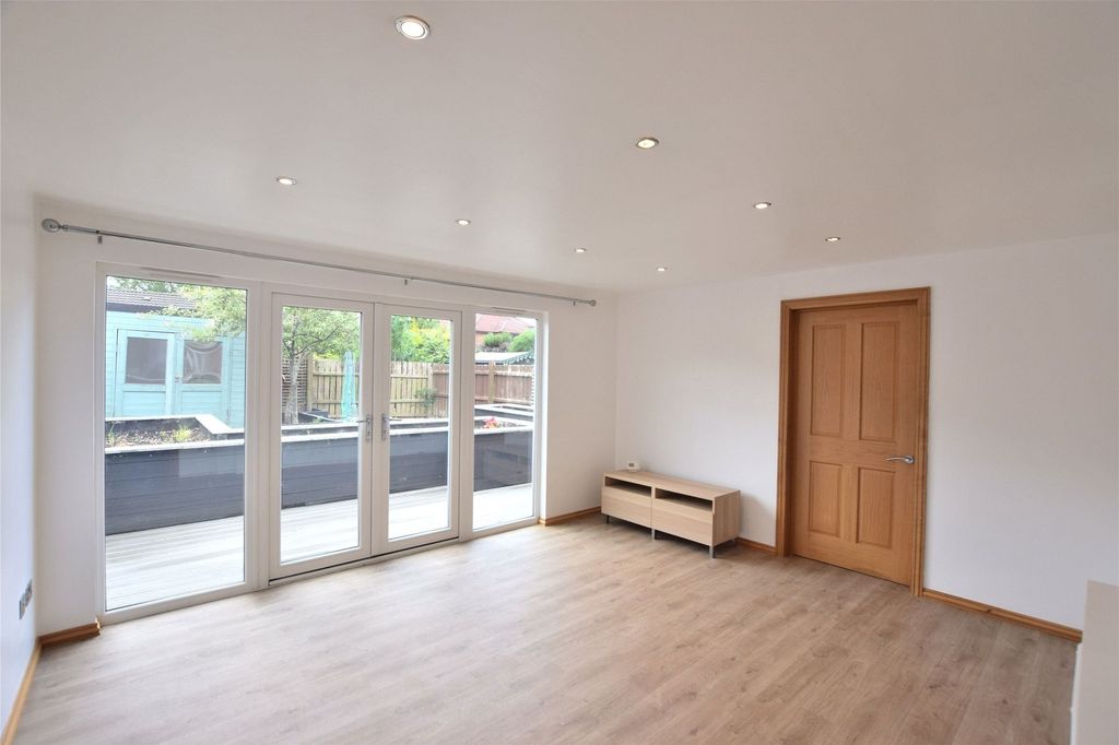 Property photo 3 of 10 Lounge