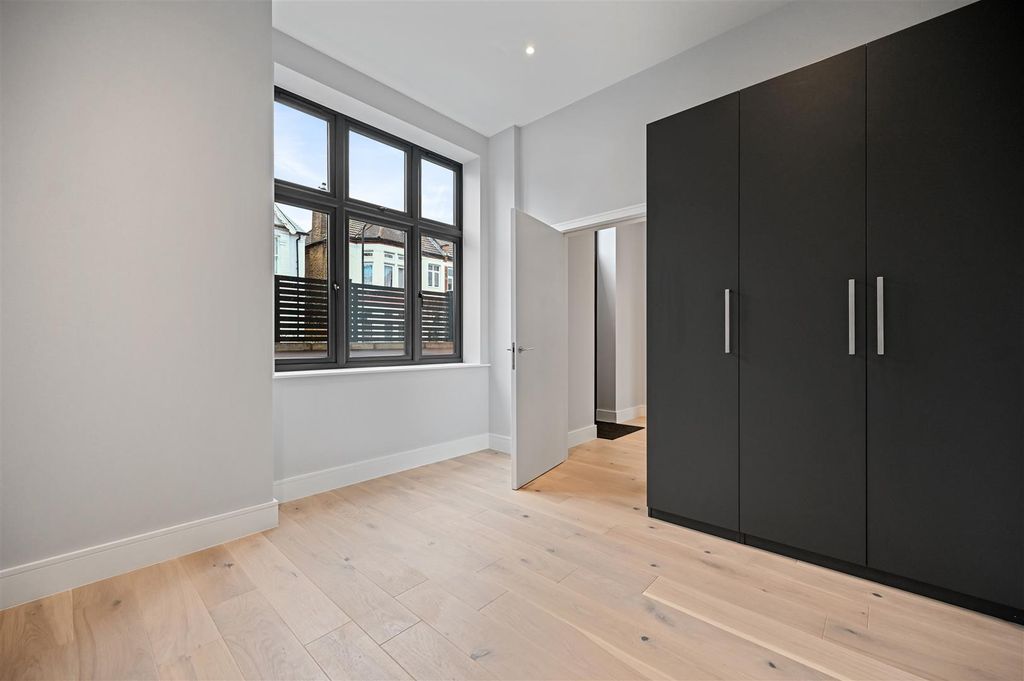 Property photo 3 of 10 Bcar - 46 Hereford Road - Bedroom B (4).Jpg