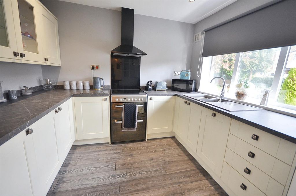 Property photo 3 of 11 Kitchen