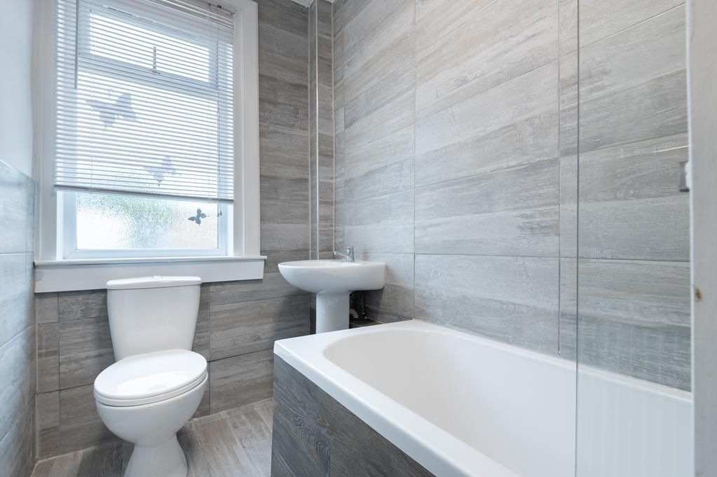 Property photo 3 of 14 Lev1375Pem Bathroom.Jpg