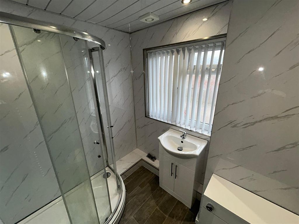 Property photo 2 of 21 Bathroom 1.0