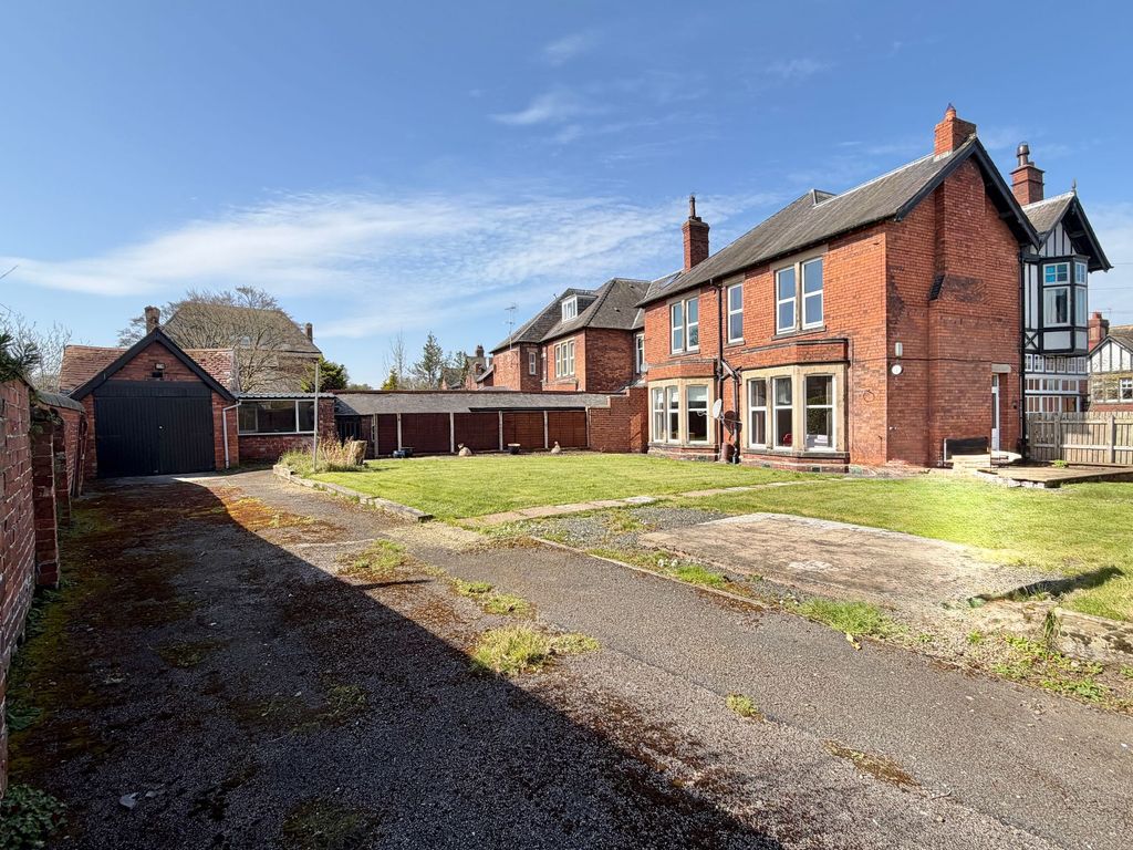 Property photo 2 of 14 Garden &amp; Garage