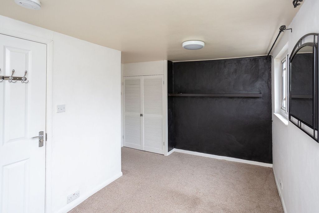 Property photo 2 of 25