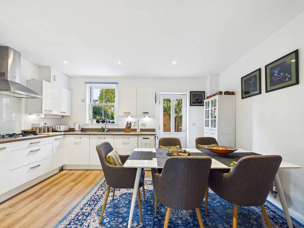 Property photo 2 of 25 Giraffe360-Still015