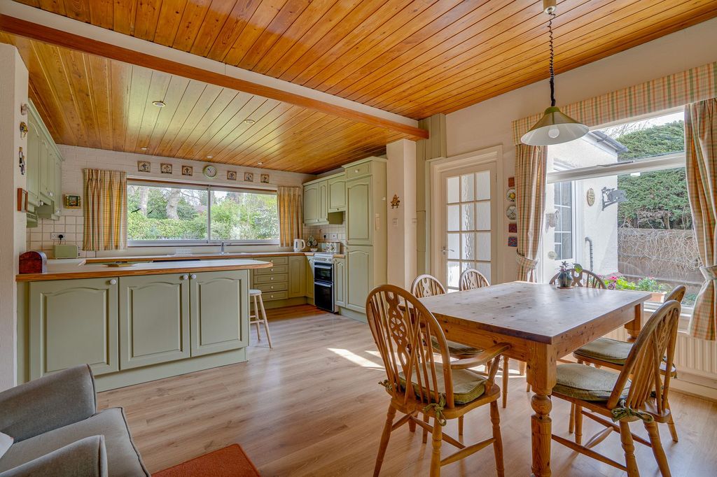 Property photo 2 of 33