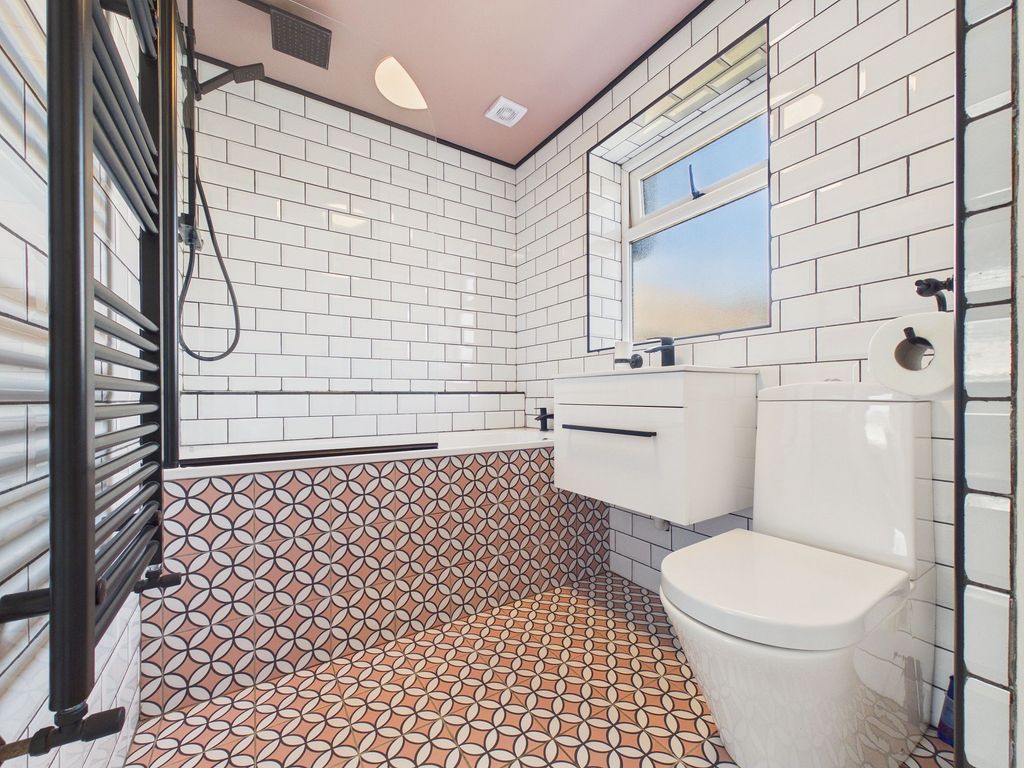Property photo 3 of 14 Bathroom