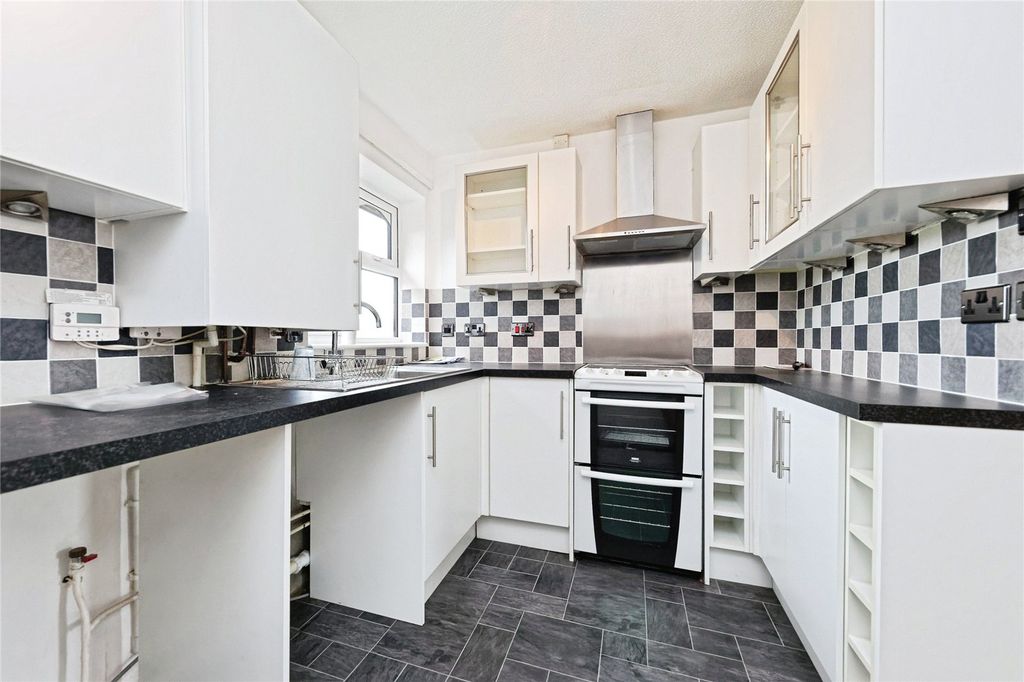 Property photo 3 of 11 Kitchen