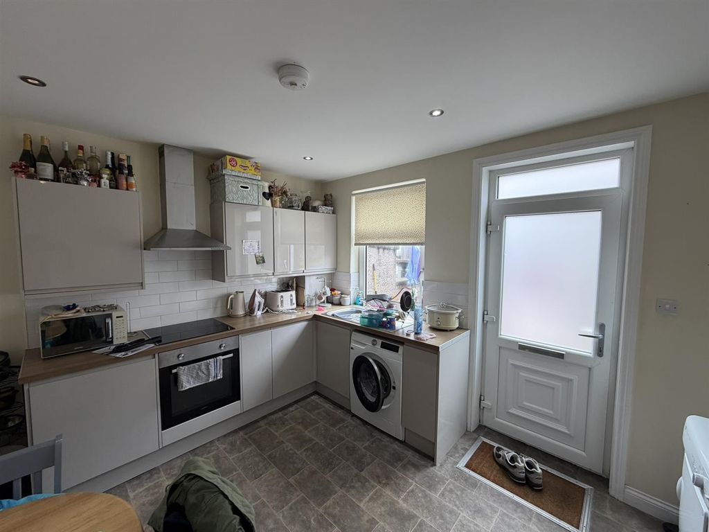 Property photo 2 of 6 Kitchen