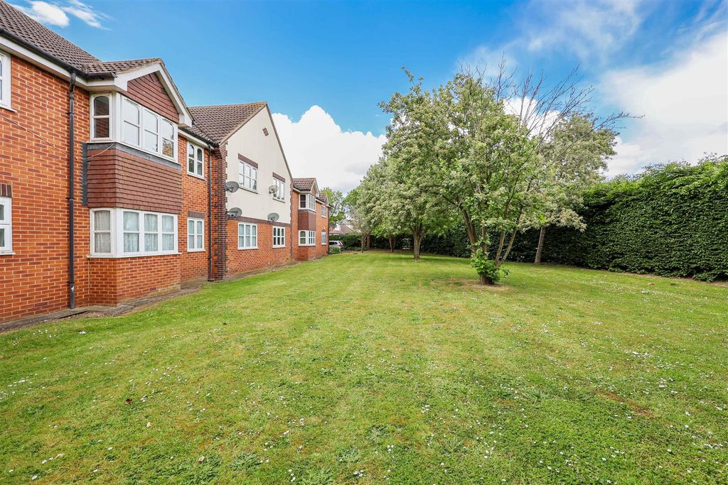 Property photo 3 of 13 Communal Gardens