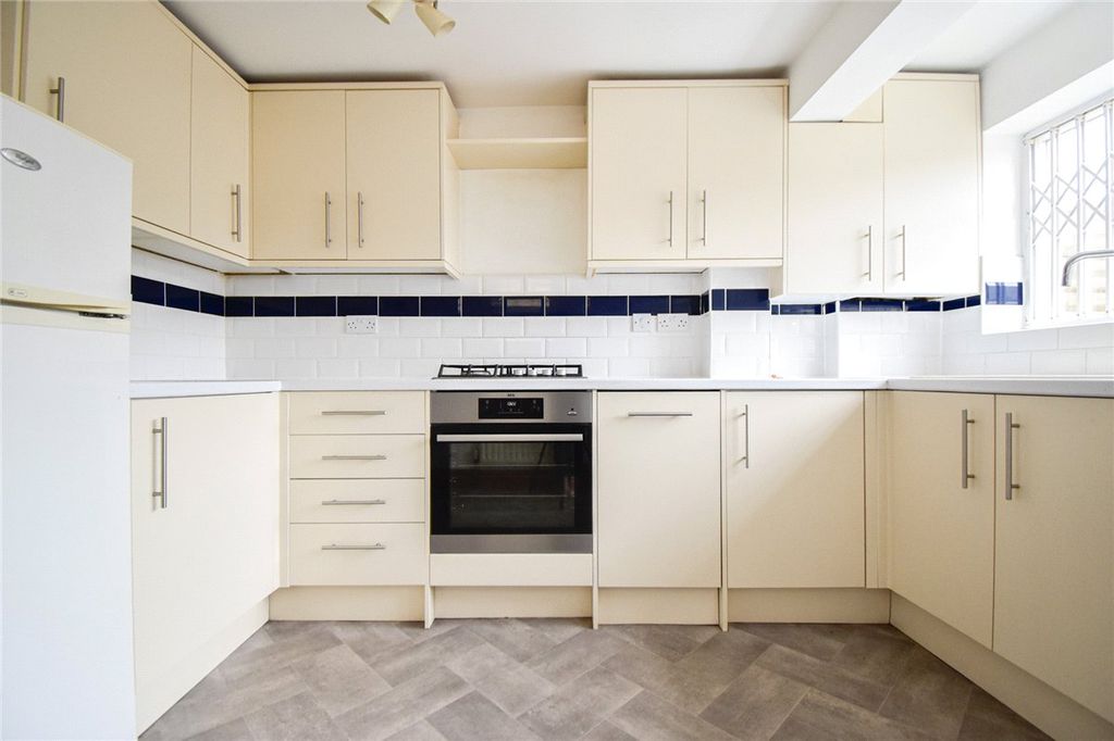 Property photo 2 of 11 Picture No. 27