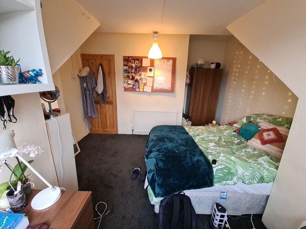 Property photo 2 of 7 Cozy And Well-Maintained Double Bedroom Featuring ...