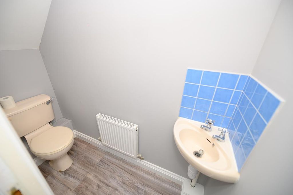Property photo 3 of 18 Cloakroom.Jpg