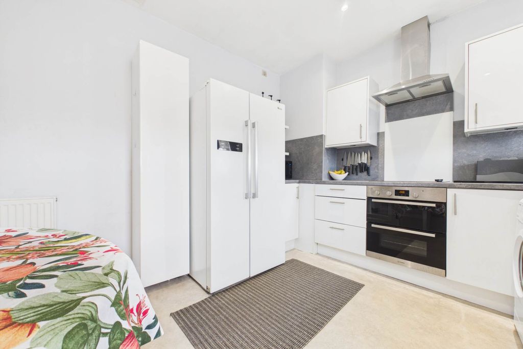 2 bed flat for saleLanark Road, Carluke ML8 photo 5