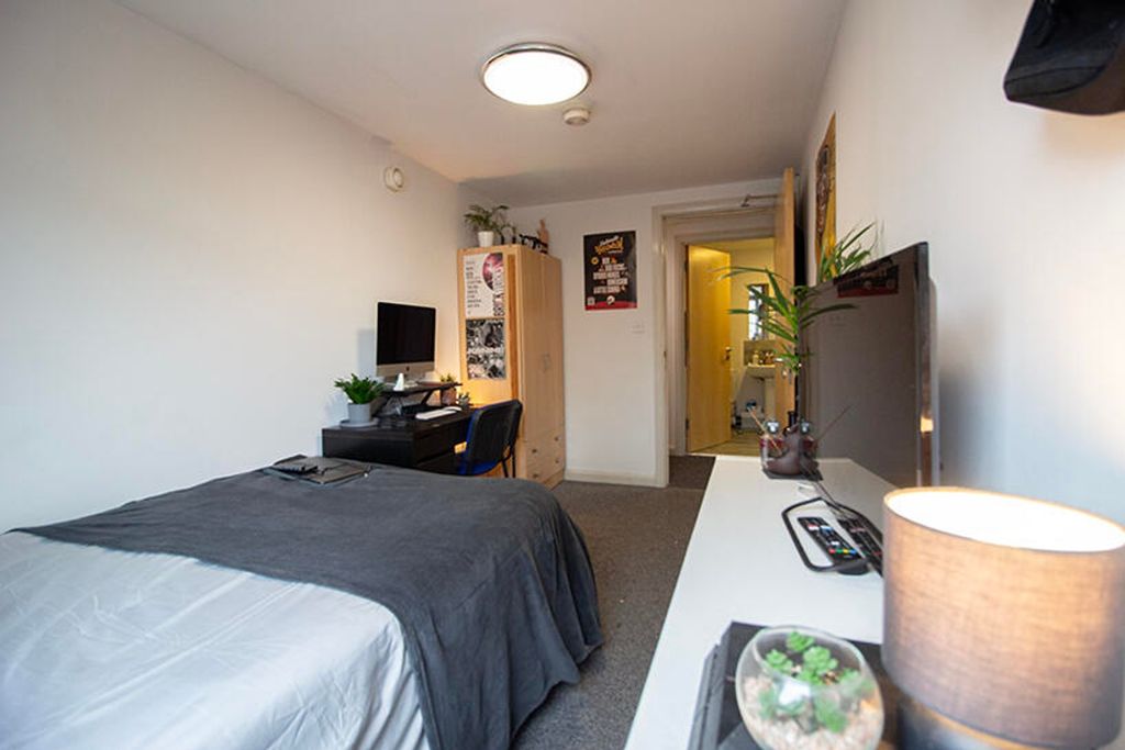 Property photo 3 of 9 Bright And Inviting Double Bedroom Featuring A Com...