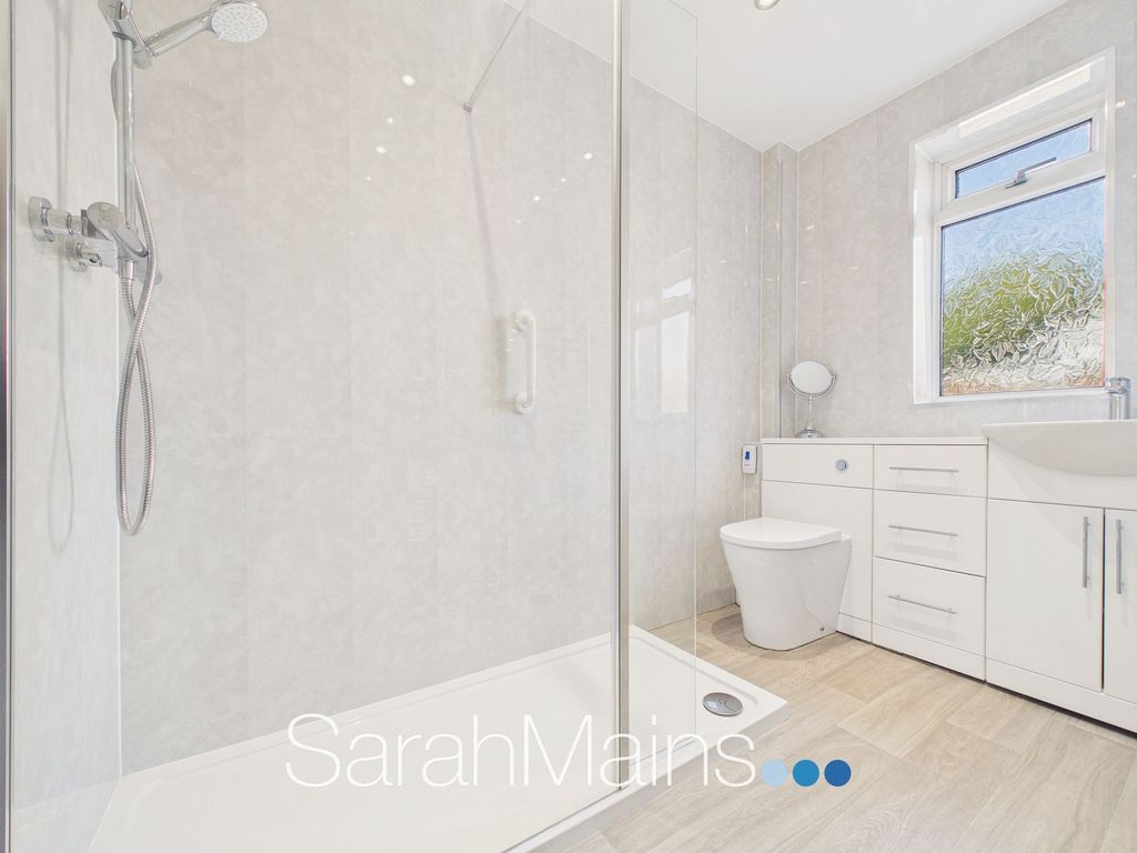 Property photo 3 of 10 Bathroom