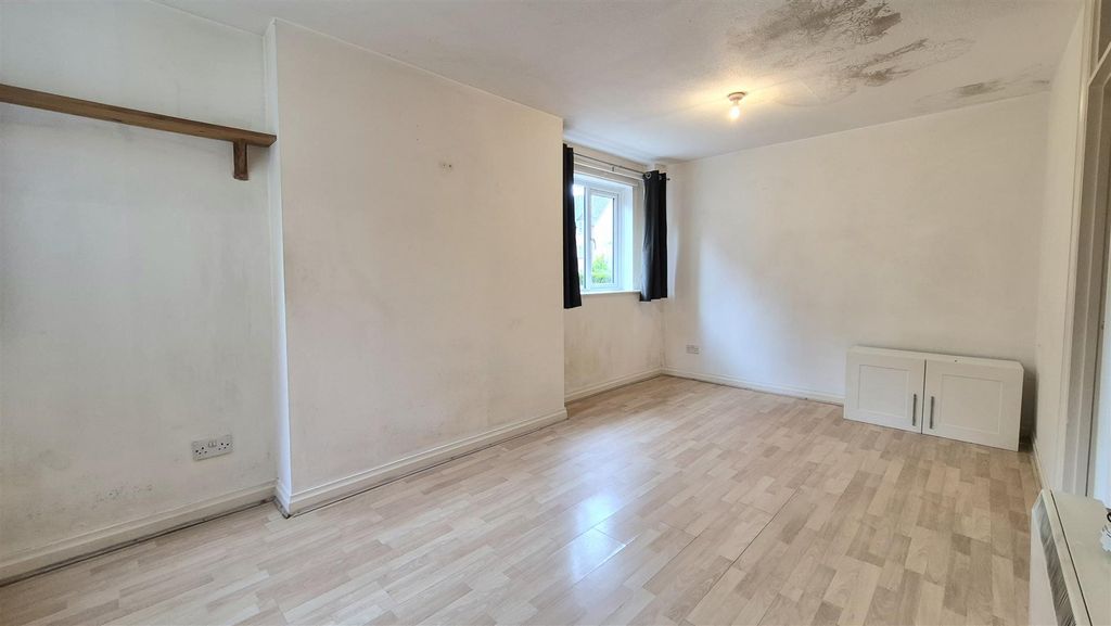 Property photo 2 of 13 Studio/Living Area