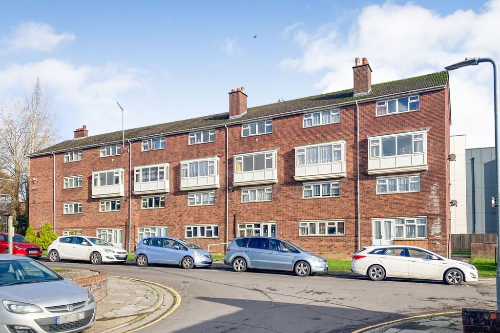 Property photo 1 of 15 Flat 14 Wellington Flats, Salthouse Lane, Yeovil, BA20 1Tx
