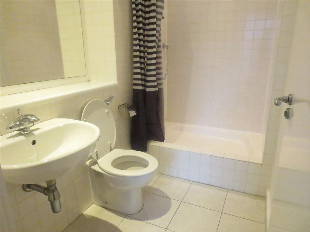 Property photo 3 of 8 En Suite