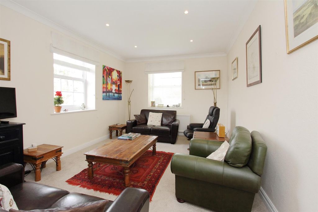Property photo 2 of 14 139 The Close Ph18.Jpg