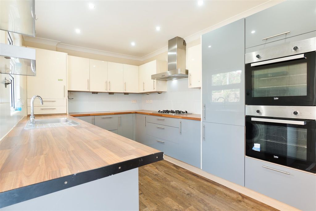 Property photo 3 of 15 Kitchen..Jpg