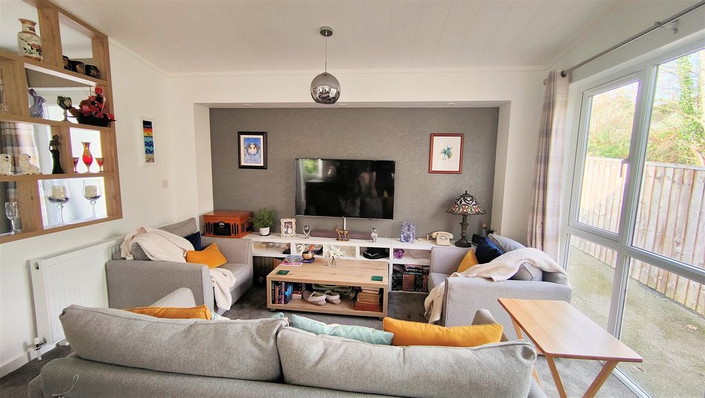Property photo 3 of 14 Living Area (2).Jpg