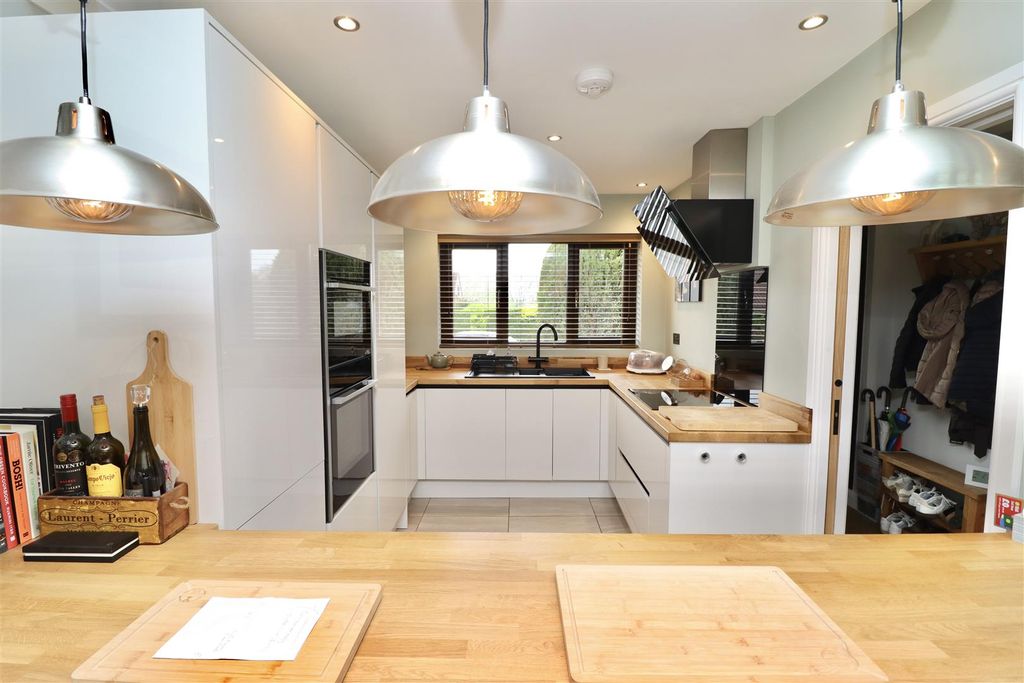 Property photo 3 of 18 Breakfast Kitchen