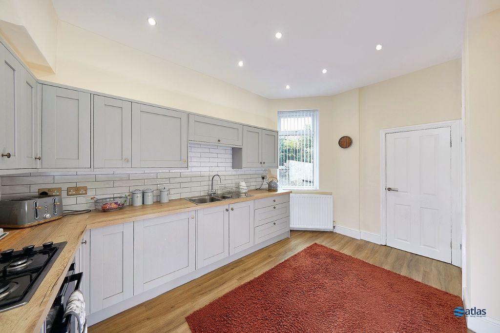 Property photo 2 of 17 Kitchen/Dining Area