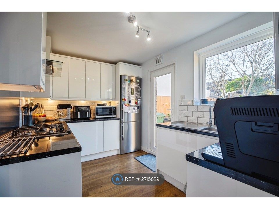 Property photo 3 of 18 Kitchen