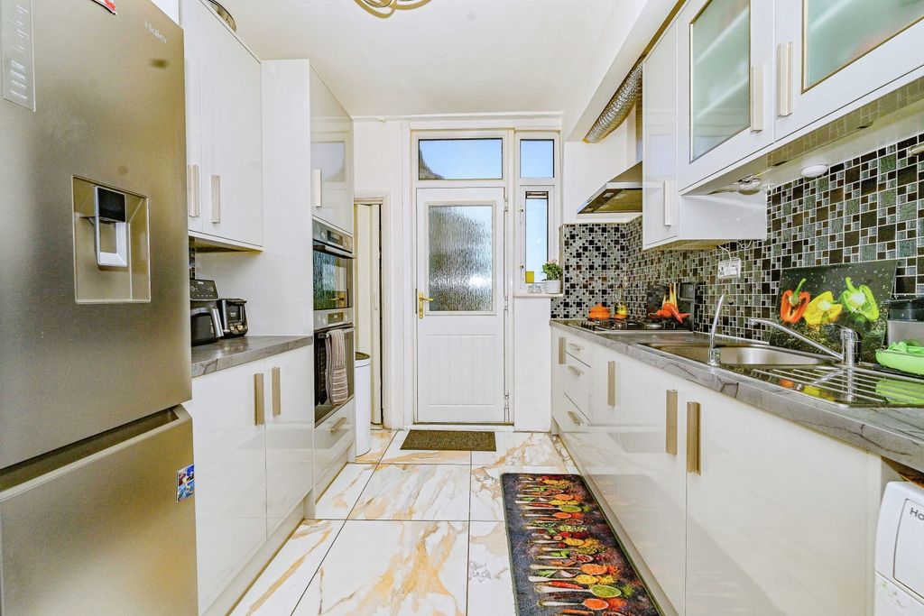Property photo 3 of 16 Luton-12